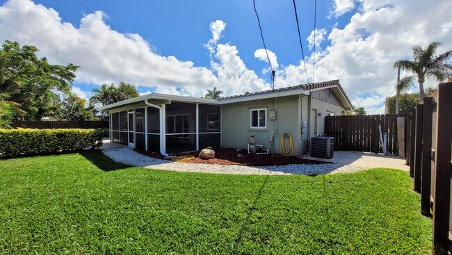 Building Photo - 949 W Royal Palm Rd
