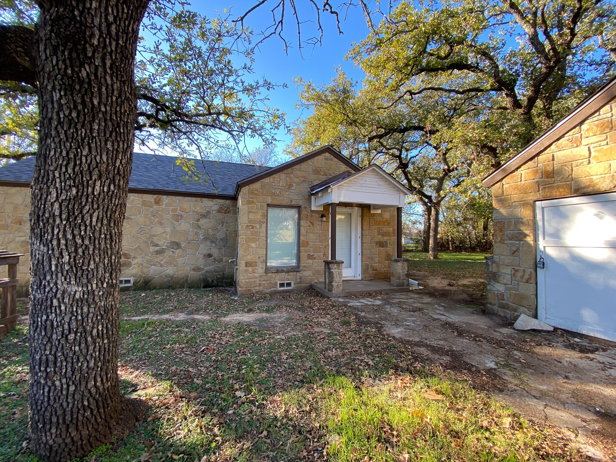 Building Photo - 109 E 3rd St