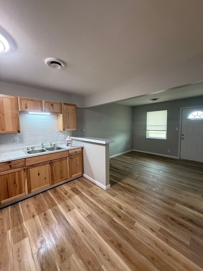 Building Photo - 715 Demaret Dr
