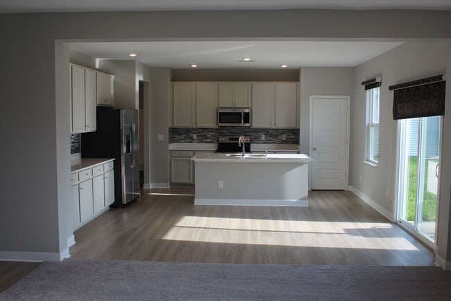 Building Photo - Spacious Move In Ready 5 BR in Avon!