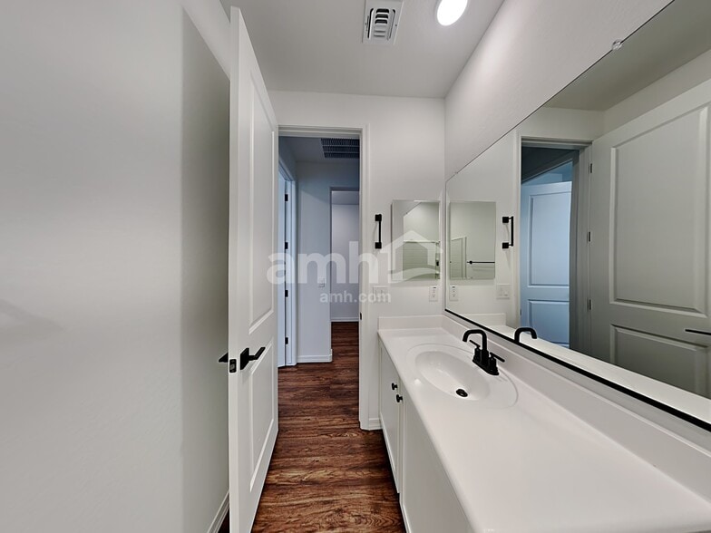 Building Photo - 895 S 150th Dr