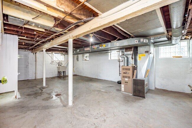 Building Photo - SCORE 1ST MONTH'S RENT FREE IF SIGNED BY AUGUST 7! Spectacular 3 bedroom home in Carrick availabl...