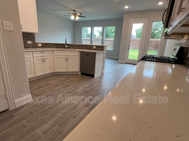 Building Photo - 552 Hutchinson Ln