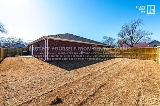 Building Photo - 20690 Dawn Hill East Rd