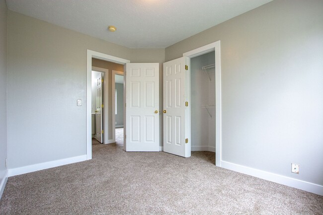 Building Photo - 3 Bedroom / 2 Bath Near Lake Cunningham!