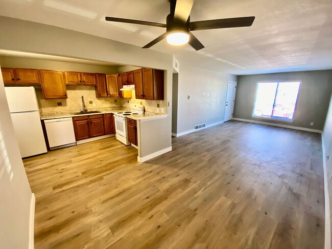 Building Photo - Beautifully updated 3br house with a huge ...