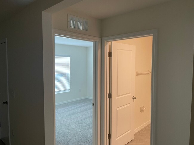 Building Photo - Gorgeous 4 bedroom 2 bathroom home