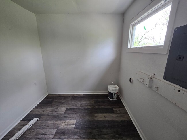 Building Photo - 3 bed 1 bath house w/ fenced in yard
