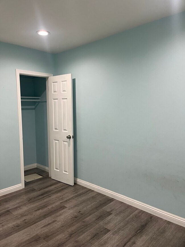 Building Photo - Home with a Cabin Style Family room and backyard Oasis