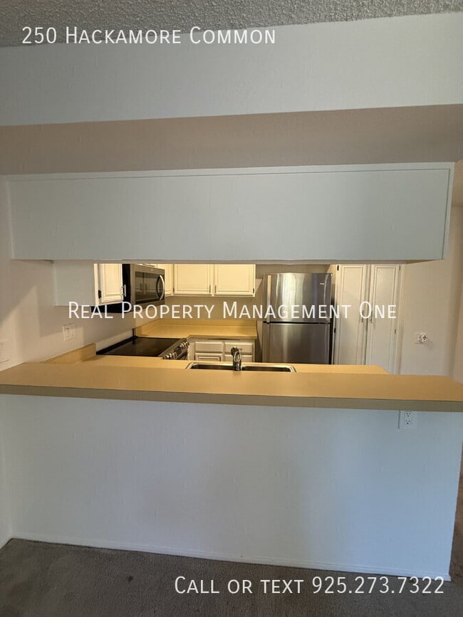 Building Photo - 250 Hackamore Common