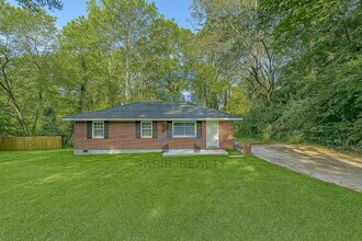 Building Photo - Move in before November 15th and choose yo...