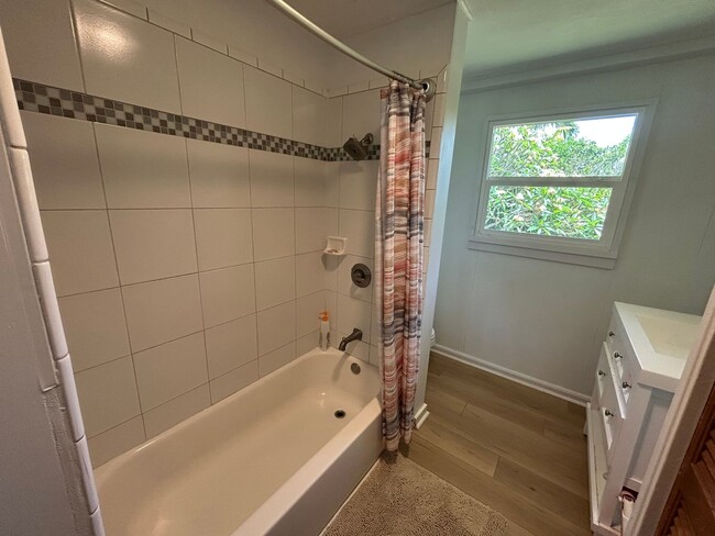 Building Photo - Beautifully Renovated Kailua Home | Walk t...
