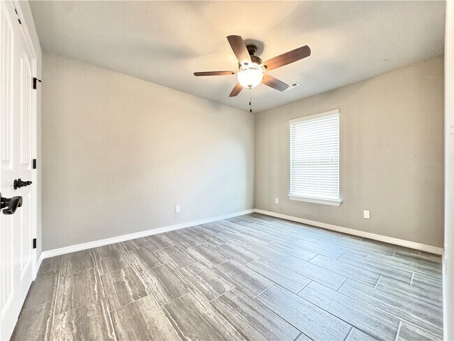 Building Photo - 4687 W Croft Dr