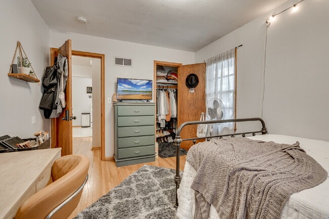 Building Photo - HUGE home with unique layout near U of MN - 5 bed 2 bath