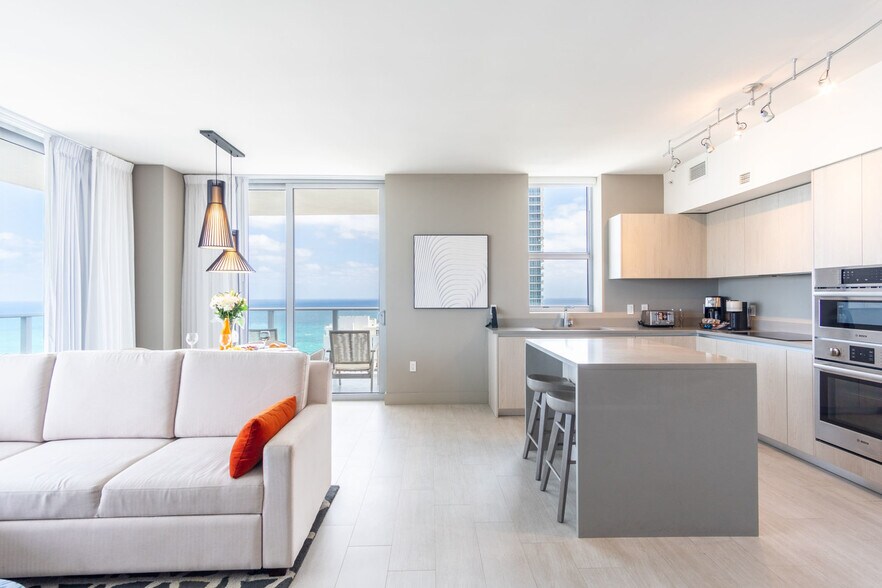 Building Photo - 4010 S Ocean Dr