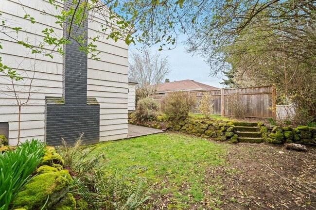 Building Photo - Beautiful, modern 4-bdrm/2-bath home in Concordia—Private, urban sanctuary w/ flex spaces