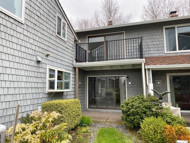 Building Photo - 34 foot boat slip included in rent!  Spacious 3 bedroom Jantzen Beach condo