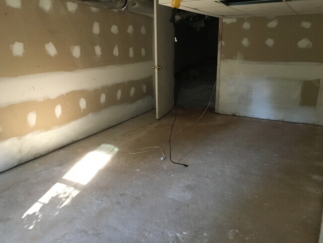 Building Photo - One-month FREE rent! Apply by 3/20/26.  GREAT LOCATION!! RANCH HOME WITH HARDWOODS NEAR DOWNTOWN