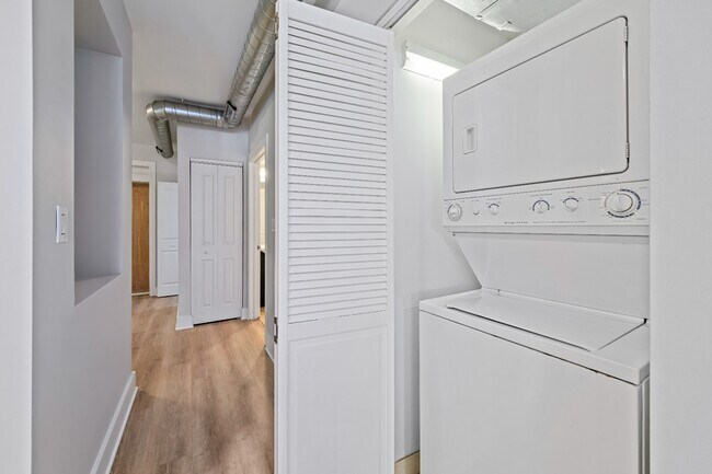 Building Photo - 2 bed 2.5 bath Logan Square Duplex