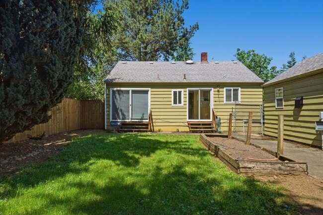 Building Photo - Updated Single-Level Home with Modern Kitchen, Natural Light & Parking