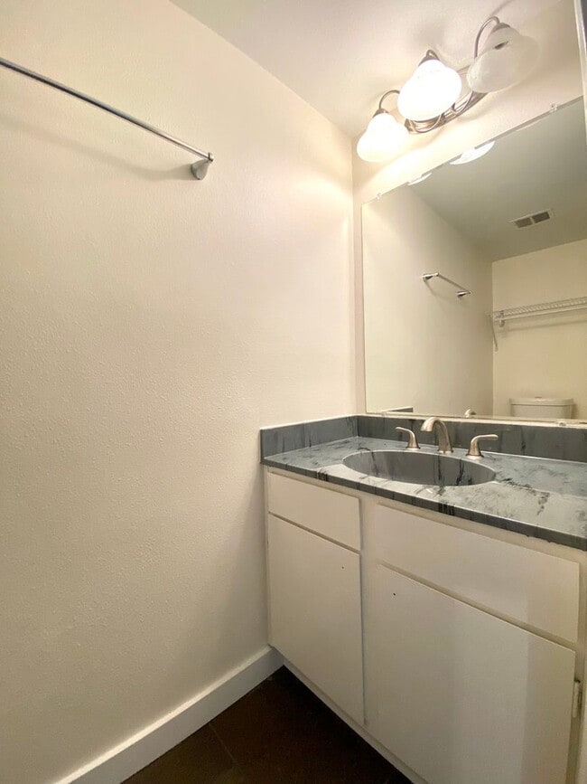 Building Photo - 3 bedroom w/ attached Garage!