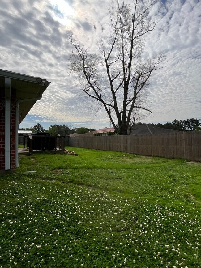 Building Photo - 2123 Hickory Dr