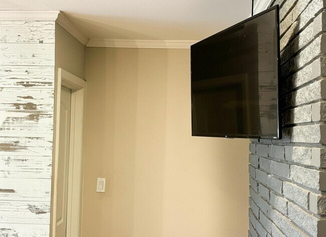 Building Photo - Charming 3BR Condo in Atlanta