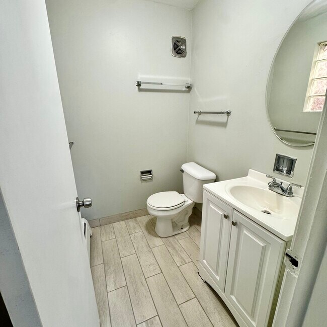 Building Photo - 6235 N Mozart St