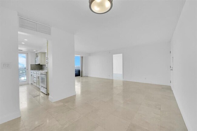 Building Photo - 2841 N Ocean Blvd
