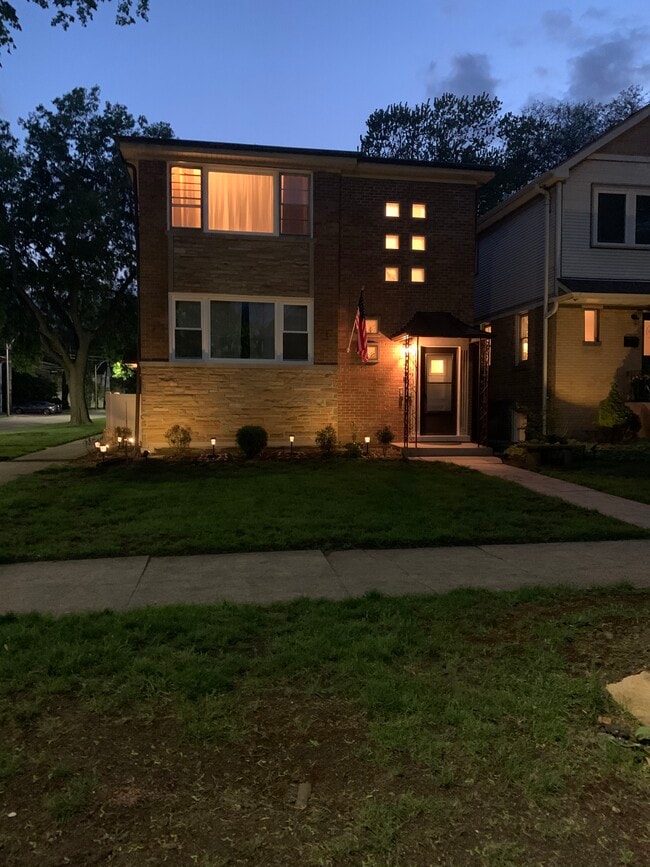 Building Photo - 829 Lathrop Ave