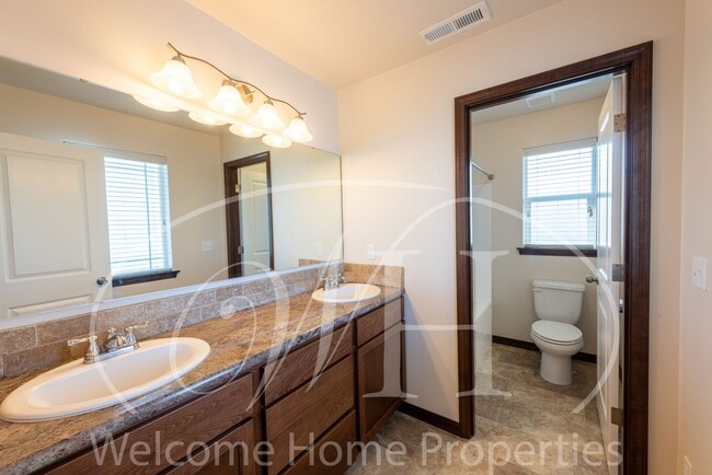 Building Photo - Newer Large Home in Great Neighborhood wit...