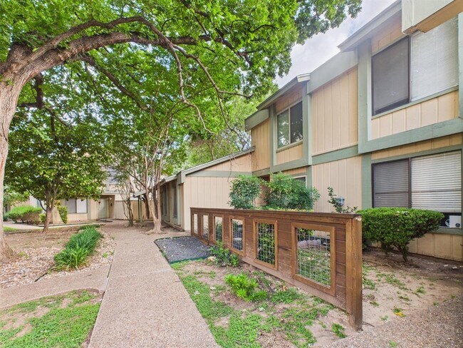 Building Photo - 9520 Quail Village Ln