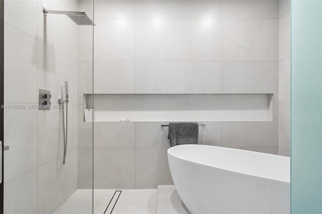 Building Photo - 900 Brickell Key Blvd