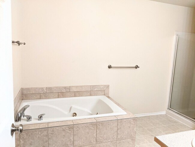 Building Photo - Beautiful Two Bedroom Condo