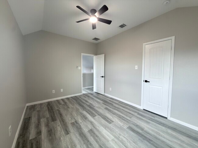 Building Photo - 9413 Savannah Holly Dr