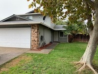 Building Photo - Super clean and move-in ready 3 Bedroom, 2 Bath!!