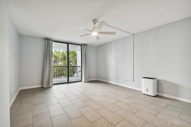 Building Photo - Charming 1 Bed, 2 Bath Condo in the Vibran...