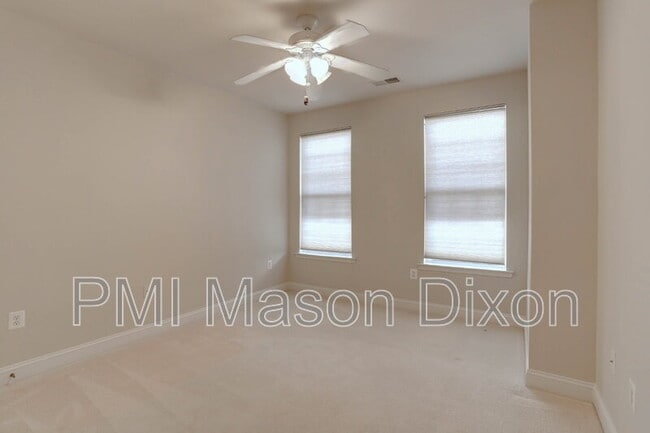 Building Photo - 5801 Clipper Ln