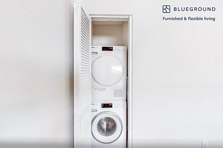 Building Photo - 2106 Manhattan Beach Blvd