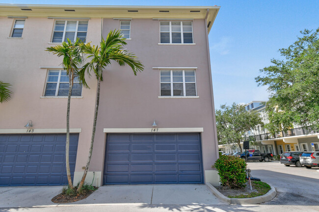 Building Photo - 147 Greenwich Cir