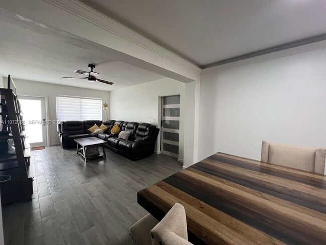 Building Photo - 1430 NE 149th St