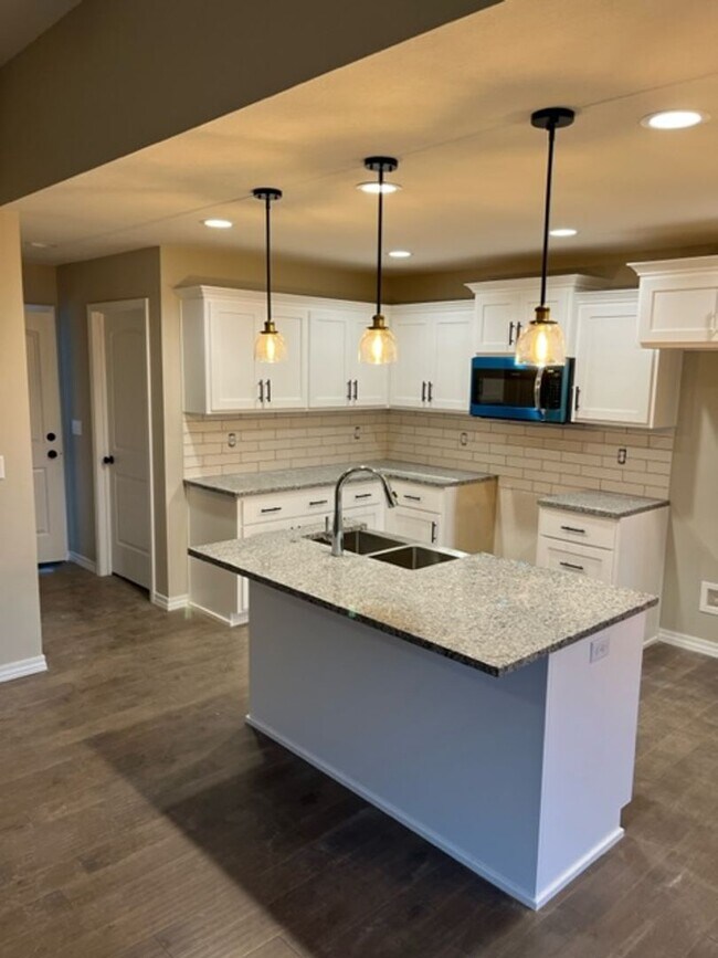 Building Photo - Beautiful one-year-old 3 bed, 2 bath, 3 ca...