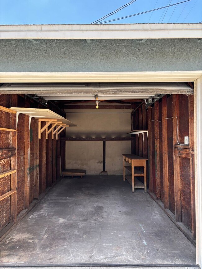 Building Photo - Glenoaks, 625-633 1/2