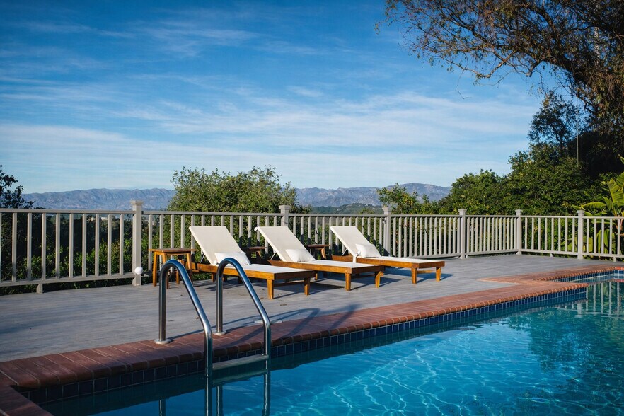 Building Photo - 2050 Cyprean Dr