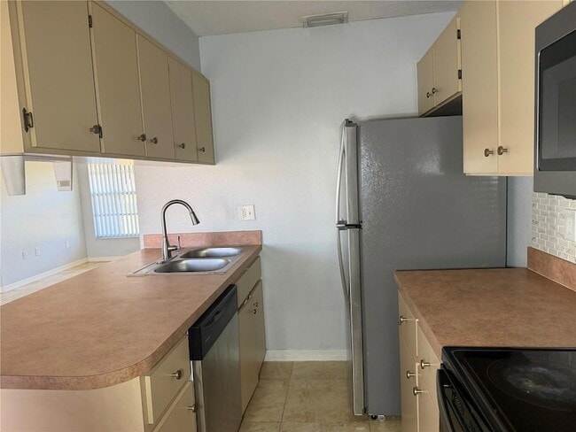 Building Photo - 327 Dundee Dr