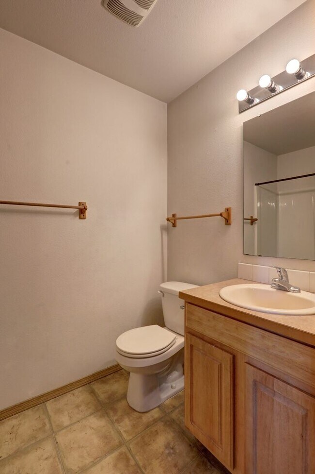 Building Photo - Charming 3 Bedroom Home Nestled Among the Trees in Bonney Lake – Spacious & Private