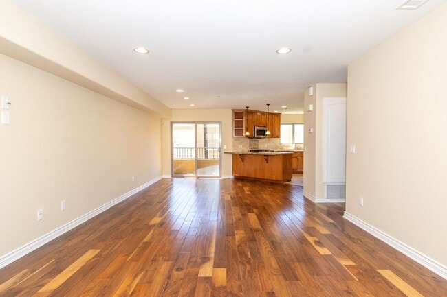 Building Photo - Beautiful 3 br/3.5ba Townhome in Pacific Beach Just Blocks to Crown Point Shores!