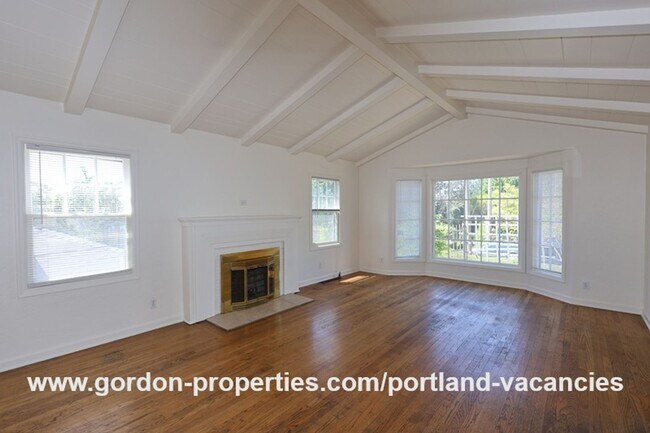 Building Photo - SE 57th Ave - 5 bedroom home with fireplac...