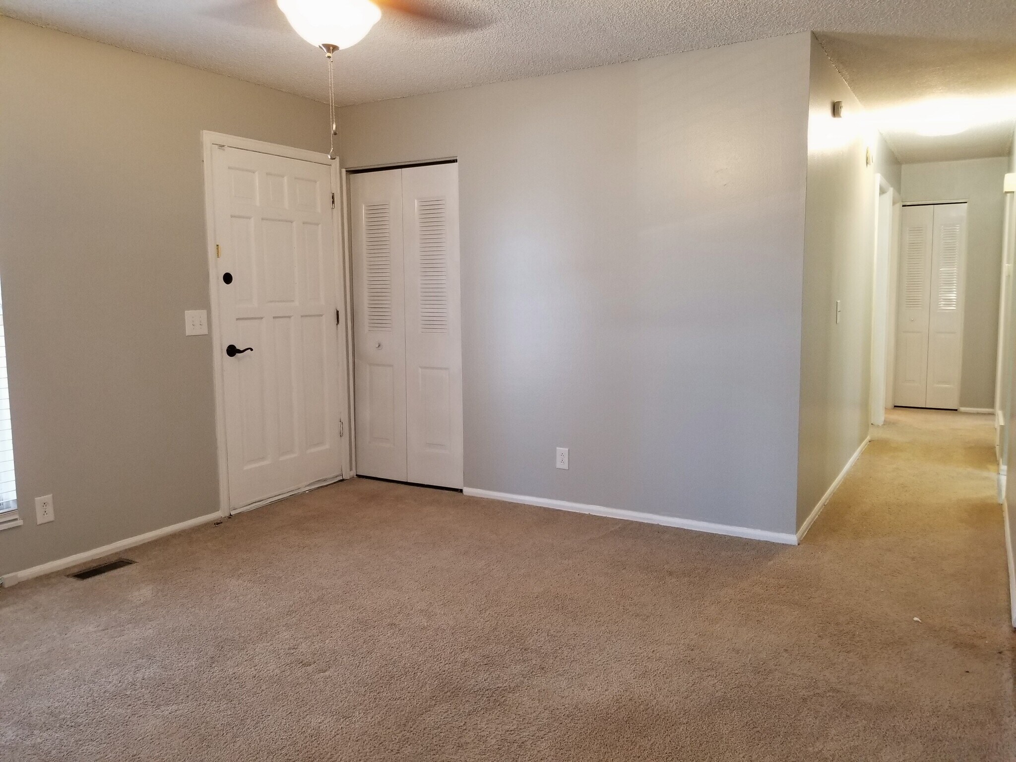 Living roon - 9725 Fillmore St