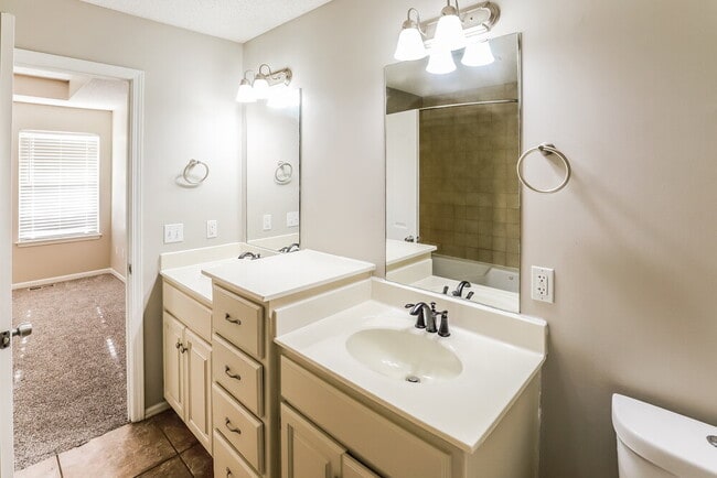 Building Photo - 712 Hibiscus Cir